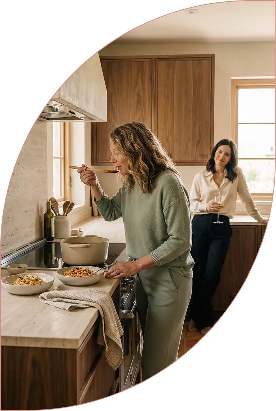 Frauen in der Küche kochen Essen